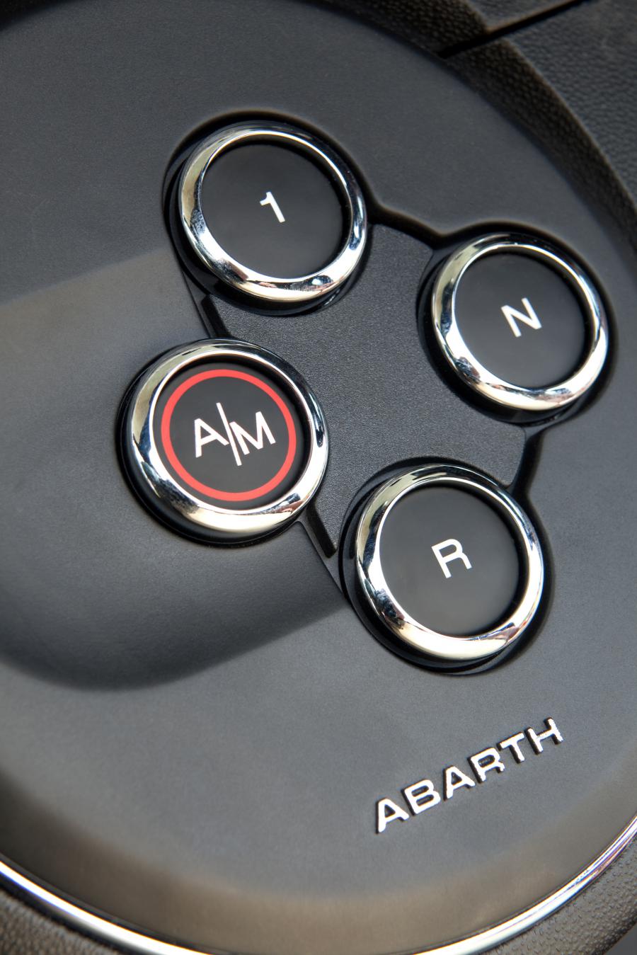 Детали интерьера Abarth 500C 2010 года  (UK) (фото 26 из 32)